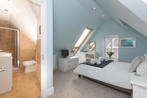 3 bedrooms, desk, iron/ironing board, WiFi