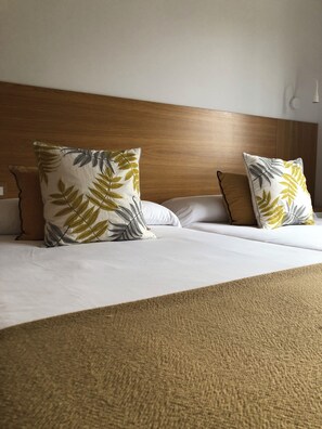 6 bedrooms, desk, iron/ironing board, free WiFi