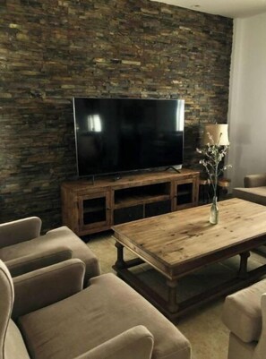 Una Smart TV, libros, un reproductor estéreo