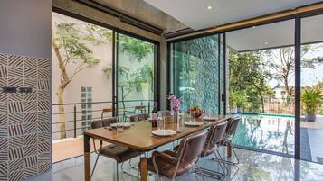 Deluxe Villa | Dining room