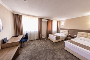 Family Triple Room | Hypo-allergenic bedding, in-room safe, desk, laptop workspace
