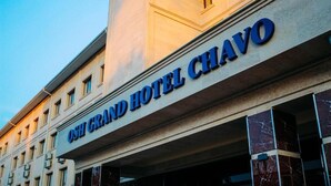 L'esterno dell'Osh Grand Hotel Chavo con un cartello ben visibile.