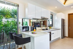 ลักซ์ชัวรี่วิลล่า | ครัวส่วนตัว | ตู้เย็น, ไมโครเวฟ, เตาประกอบอาหาร, เครื่องล้างจาน