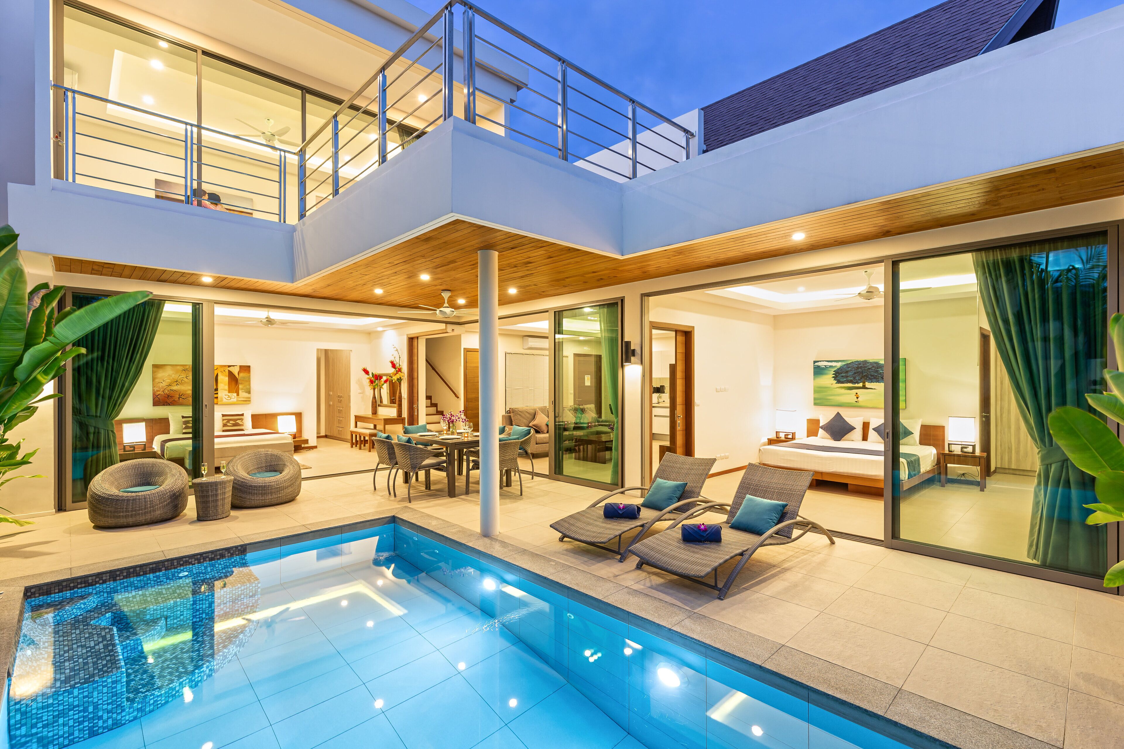 Un hotel moderno con una amplia piscina interior, un comedor y un dormitorio con un ventanal grande.
