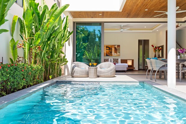 สระว่ายน้ำกลางแจ้ง