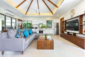 ลักซ์ชัวรี่วิลล่า | บริเวณนั่งเล่น | ทีวีจอแอลอีดี 40 นิ้ว พร้อมช่องเคเบิล, ทีวี