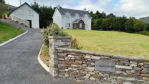 Um muro de pedra com uma placa que diz 'C. MacCarthygh'.