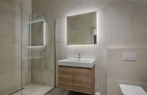 Ensemble baignoire-douche, séchoir à cheveux, bidet, serviettes fournies