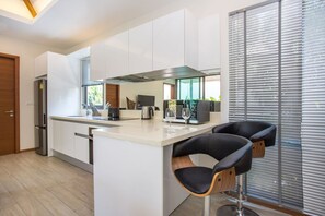 ลักซ์ชัวรี่วิลล่า | ครัวส่วนตัว | ตู้เย็น, ไมโครเวฟ, เครื่องล้างจาน, เครื่องชงกาแฟ/ชา