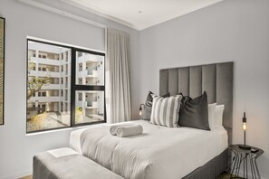 Premium bedding, in-room safe, iron/ironing board, free WiFi - The Monroe Luxury Apartments (Johannesburg)
