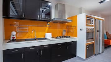 Villa de lujo | Cocina privada | Refrigerador, microondas y utensilios de cocina