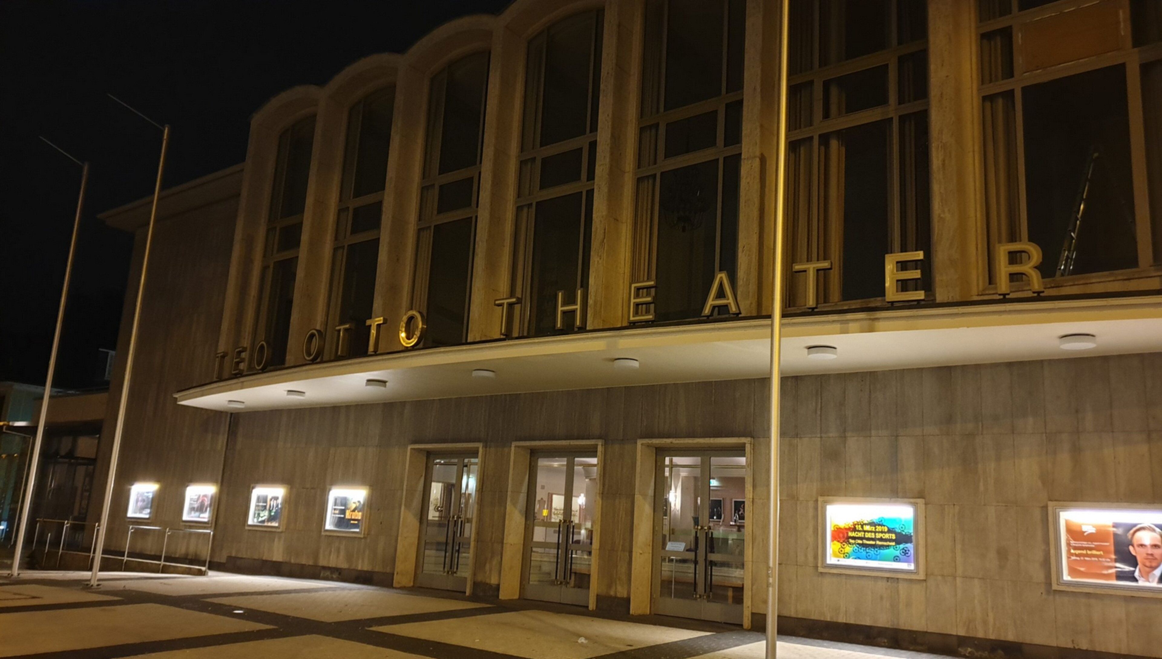 Het uiterlijk van het Red Otto Theater, met de naam duidelijk zichtbaar boven de ingang.