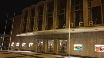 Het uiterlijk van het Red Otto Theater, met de naam duidelijk zichtbaar boven de ingang.
