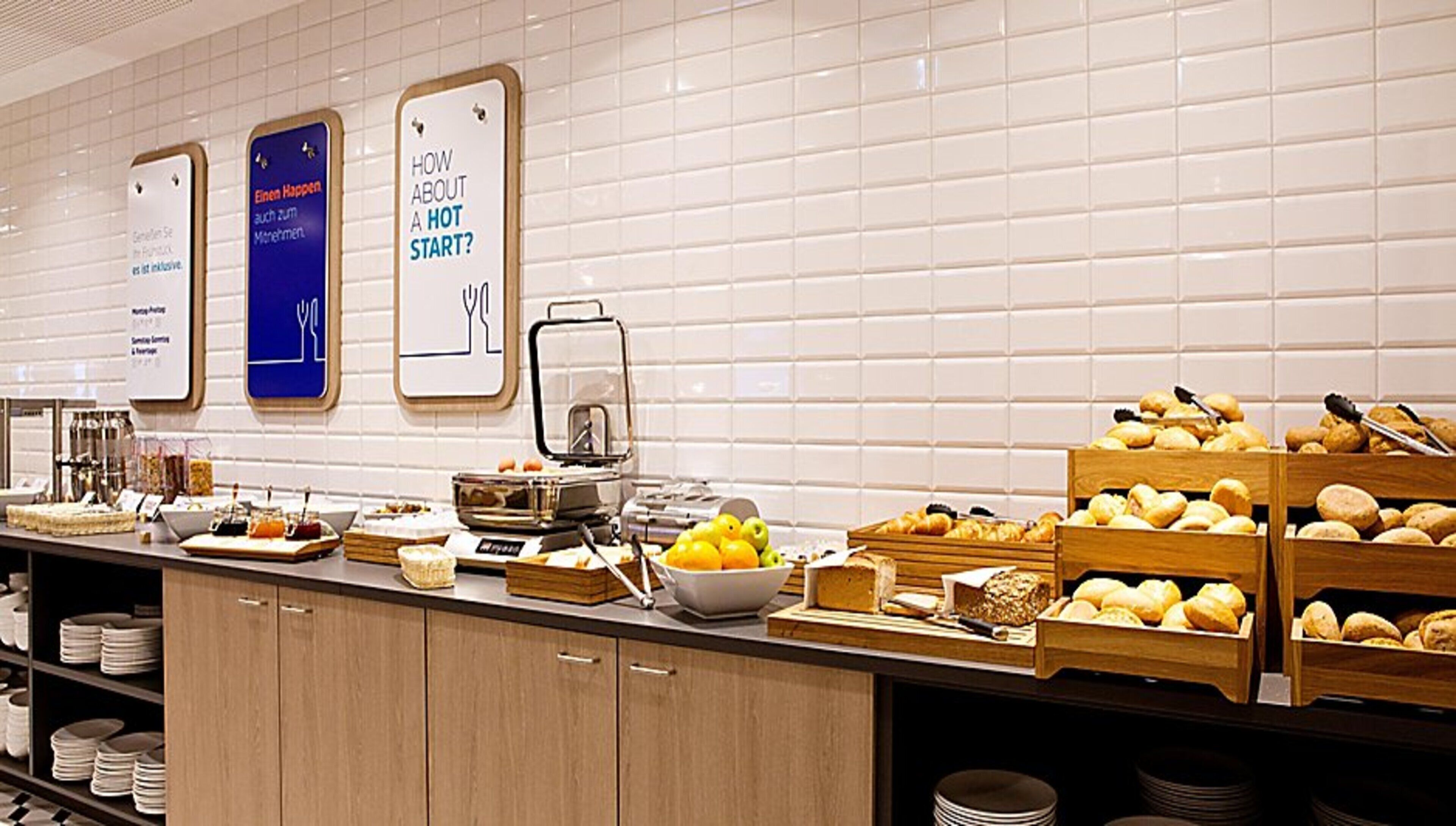Un buffet proposant une variété de plats et une machine à café.