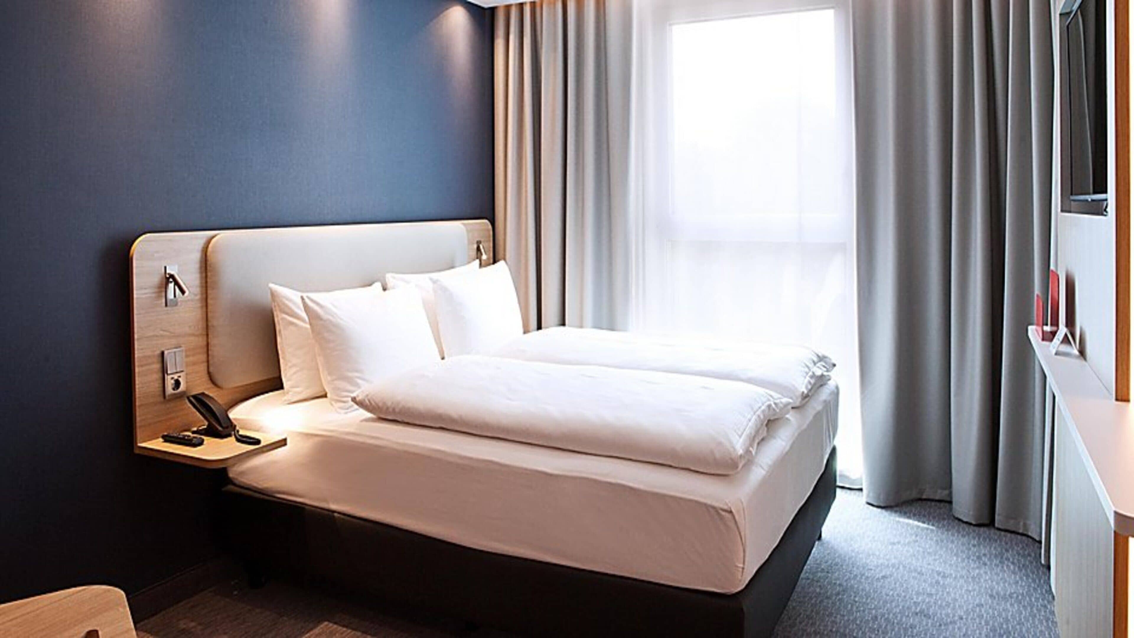 Allergikerbettwaren, Schreibtisch, Verdunkelungsvorhänge