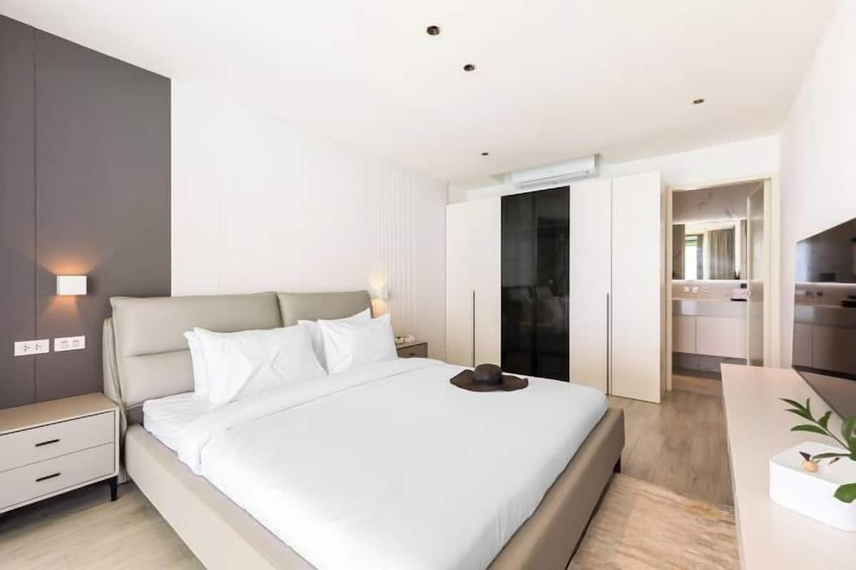 In-room safe, iron/ironing board, free WiFi, bed sheets