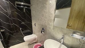 Deluxe Triple Room | Bathroom | Shower, rainfall showerhead, soap, toilet paper - HOTEL BKC CROWN - NEAR TRADE CENTRE (Mumbai)