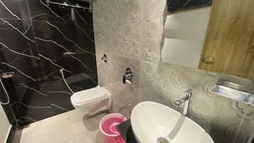 Deluxe Triple Room | Bathroom | Shower, rainfall showerhead, soap, toilet paper