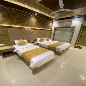 Deluxe Triple Room | Memory-foam beds, desk, laptop workspace, free WiFi - HOTEL BKC CROWN - NEAR TRADE CENTRE (Mumbai)