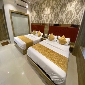 Deluxe Quadruple Room | Memory-foam beds, desk, laptop workspace, free WiFi - HOTEL BKC CROWN - NEAR TRADE CENTRE (Mumbai)