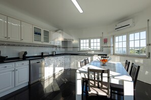 Geladeira, micro-ondas, fogão, lava-louças