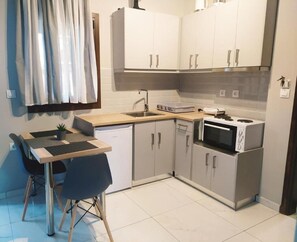 Kühlschrank, Ofen, Wasserkocher mit Kaffee-/Teezubehör