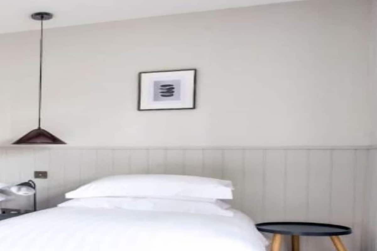Premium bedding, Select Comfort beds, iron/ironing board, WiFi (free)