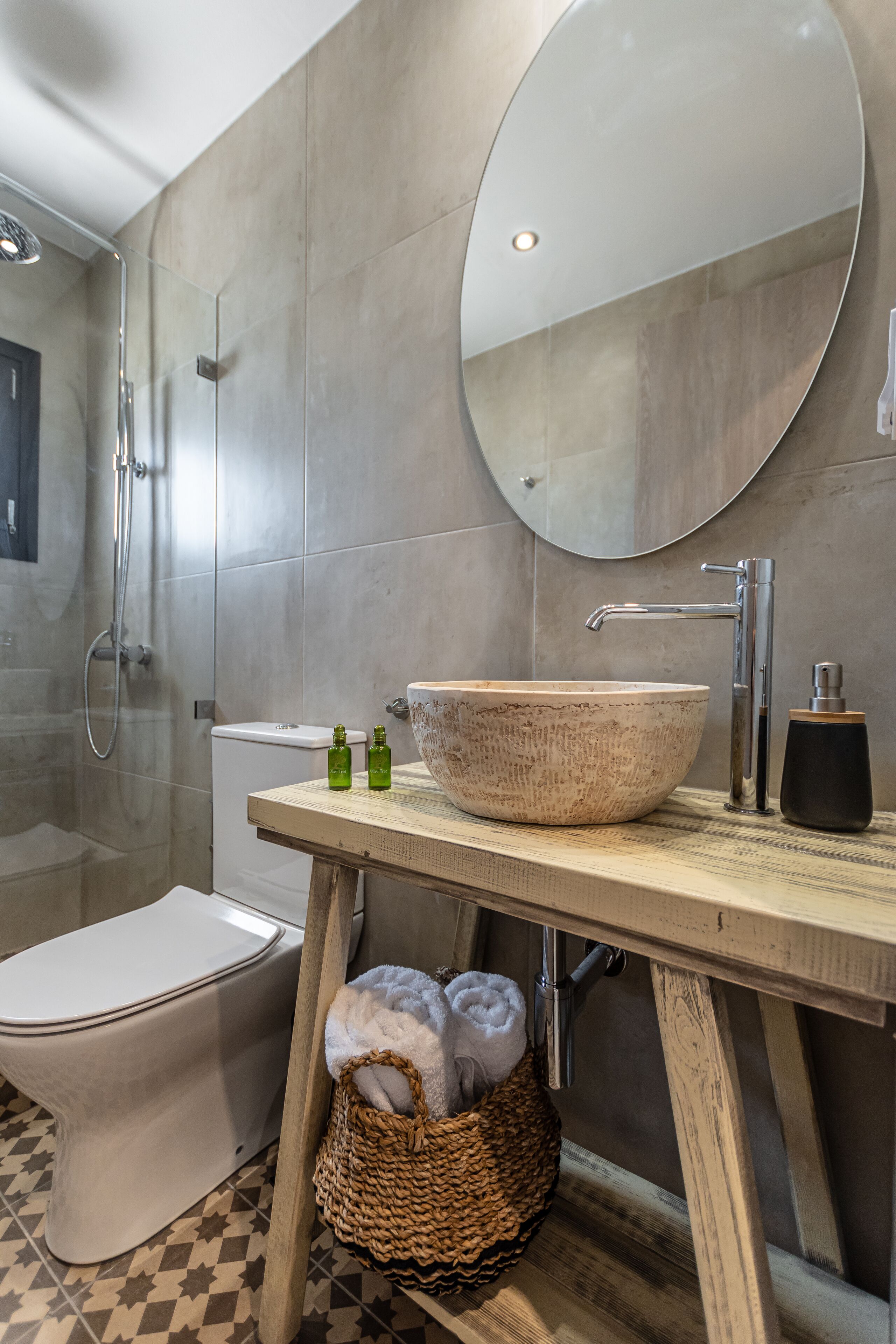 Deluxe Villa | Bathroom | Shower, rainfall showerhead, free toiletries, hair dryer