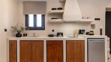 Kühlschrank, Wasserkocher, Toaster, Kochgeschirr/Geschirr/Besteck