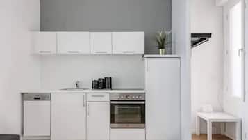 Fridge, microwave, oven, coffee/tea maker