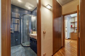 Shower, hair dryer, bidet - Rome Deep Blue Apartment (Roma)