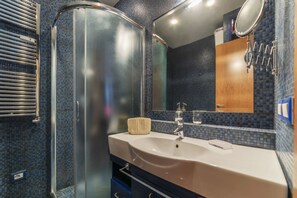 Ducha, secador de pelo, bidet