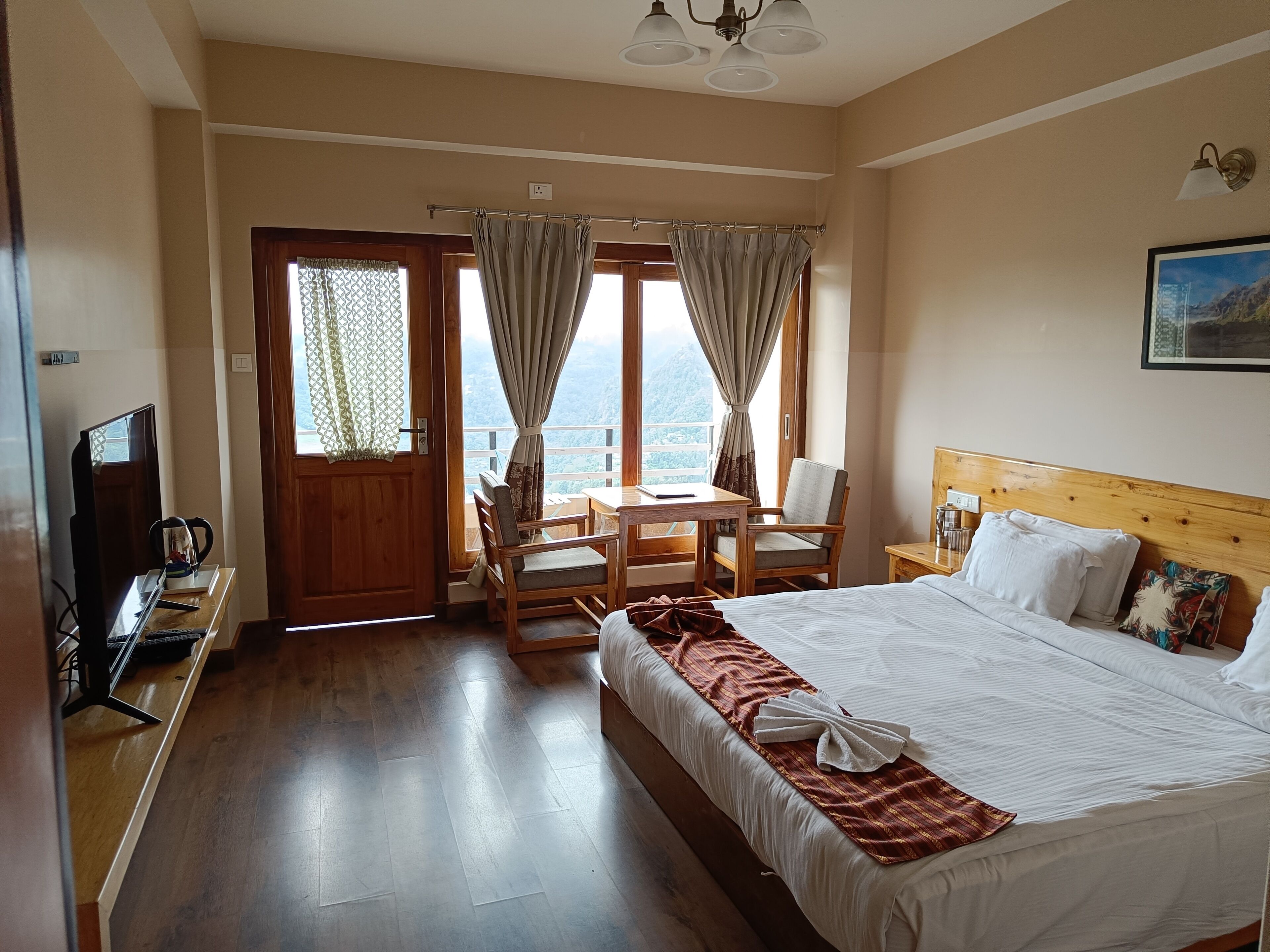 Deluxe room with balcony and valley view | Desk, individually furnished, bed sheets