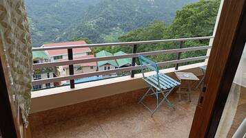 Deluxe room with balcony and valley view | Balcony