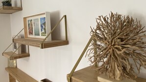 Un interior moderno con estanterías de madera que exhiben diversos objetos decorativos.