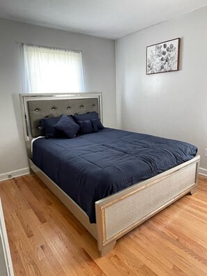 3 bedrooms, in-room safe, free WiFi, bed sheets - 1 king/2queen bd home next to big park (Lexington)