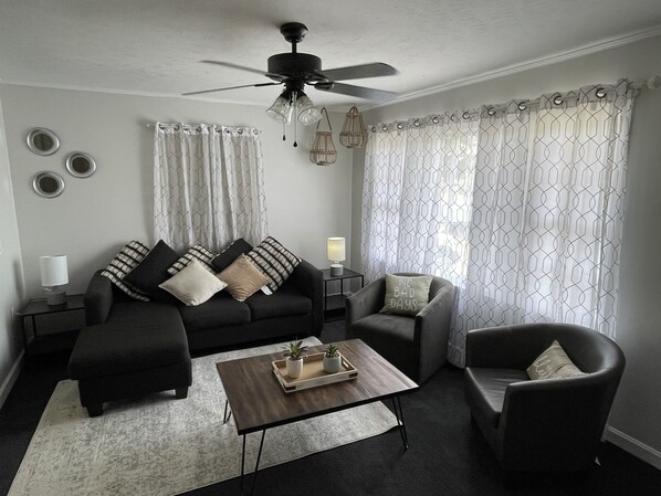 Smart TV, books - 1 king/2queen bd home next to big park (Lexington)