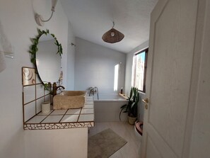 Combined shower/bathtub, hair dryer, towels, soap