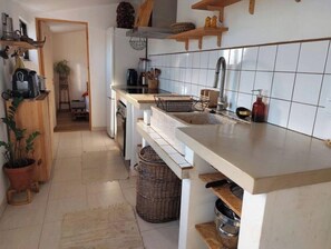 Kühlschrank, Ofen, Herdplatte, Wasserkocher mit Kaffee-/Teezubehör