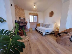 3 室のベッドルーム、WiFi (無料)、ベッドシーツ