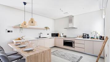 Appartement, 2 chambres | Cuisine privée | Réfrigérateur, micro-ondes, four, plaque de cuisson