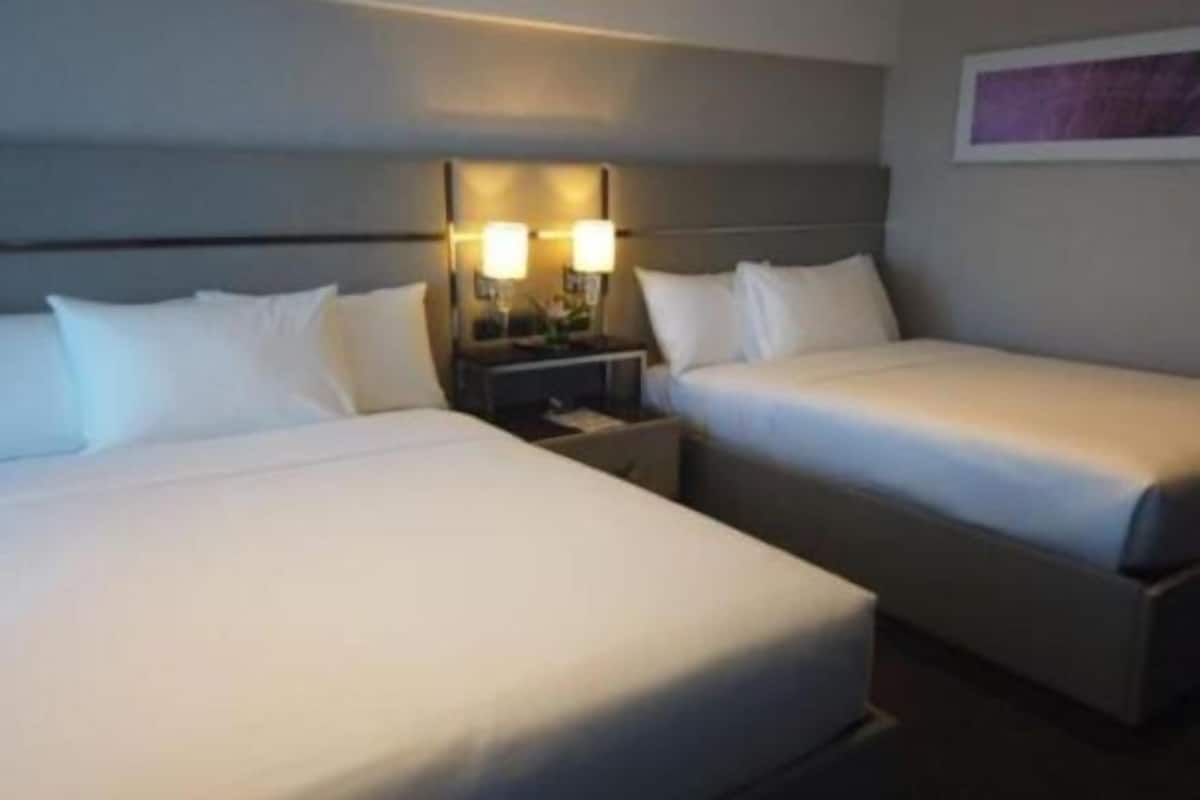 Escritorio, cortinas opacas, wifi gratis y ropa de cama