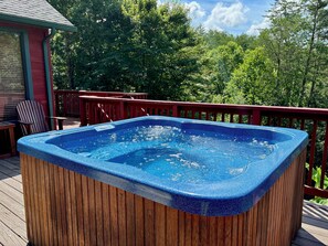 Outdoor spa tub - Updated and spacious 5 bedroom with mountain view and pet friendly! (Sevierville)