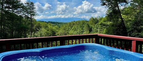 Banyera d'hidromassatge a l'aire lliure