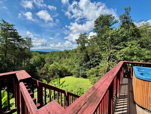 Outdoor spa tub - Updated and spacious 5 bedroom with mountain view and pet friendly! (Sevierville)