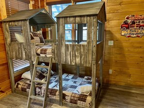 5 bedrooms, iron/ironing board, free WiFi, bed sheets