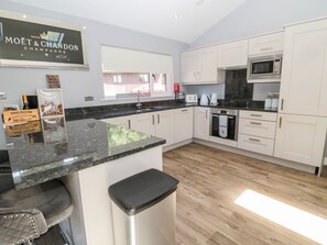 Refrigerador, lavavajillas, tetera/pava eléctrica, tostadora