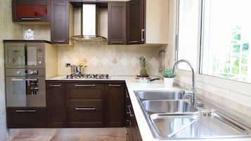 Kühlschrank, Mikrowelle, Geschirrspüler, Wasserkocher