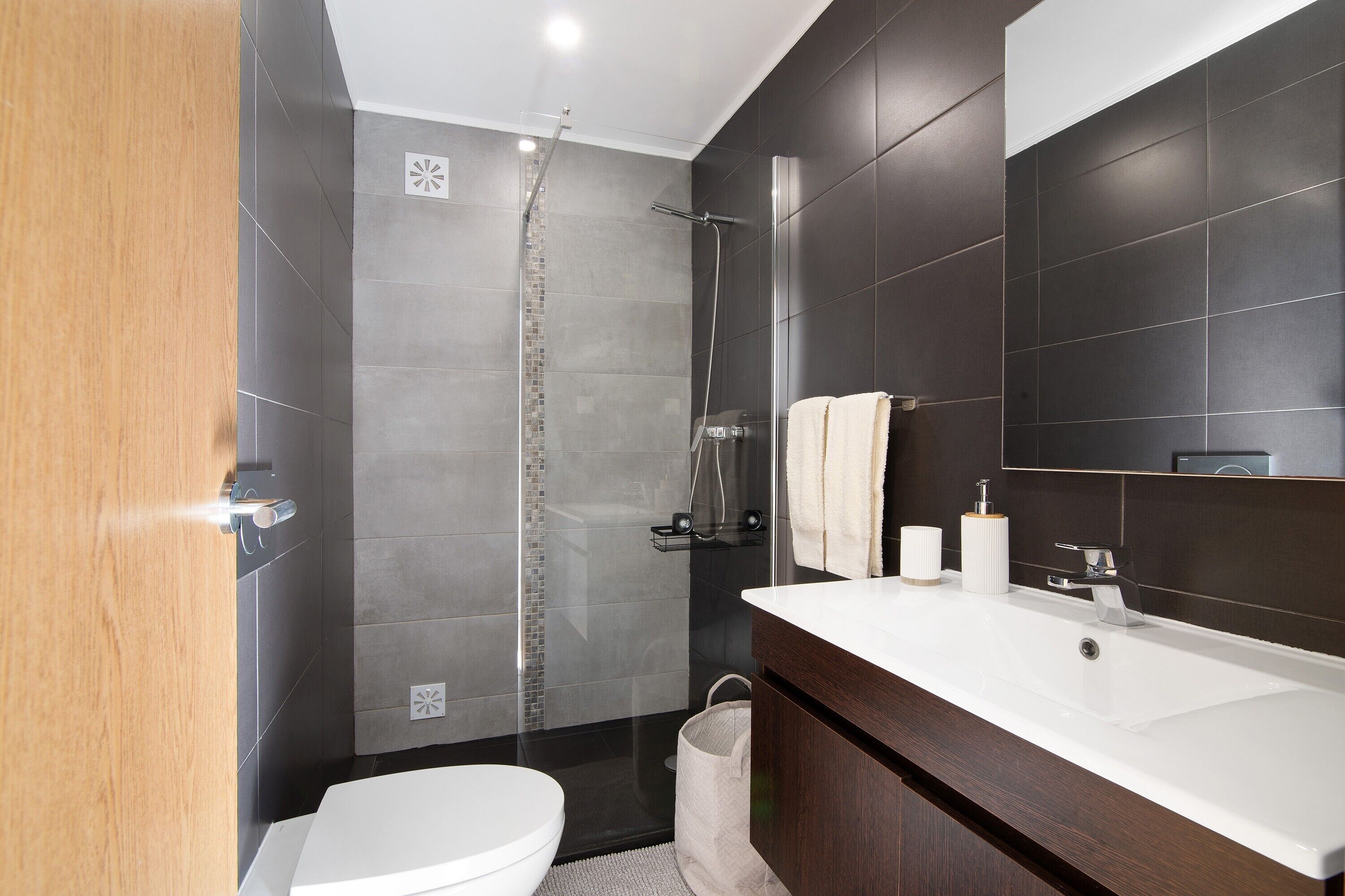 Dusj, hårføner og håndklær