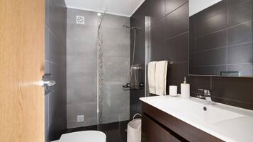 Dusj, hårføner og håndklær